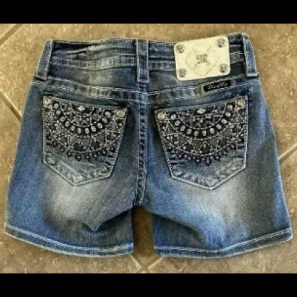 Miss Me Mid Rise Shorts Womens 24 Faded
Denim w/Rhinestones & Studs NWT FAB!! - Picture 5 of 13